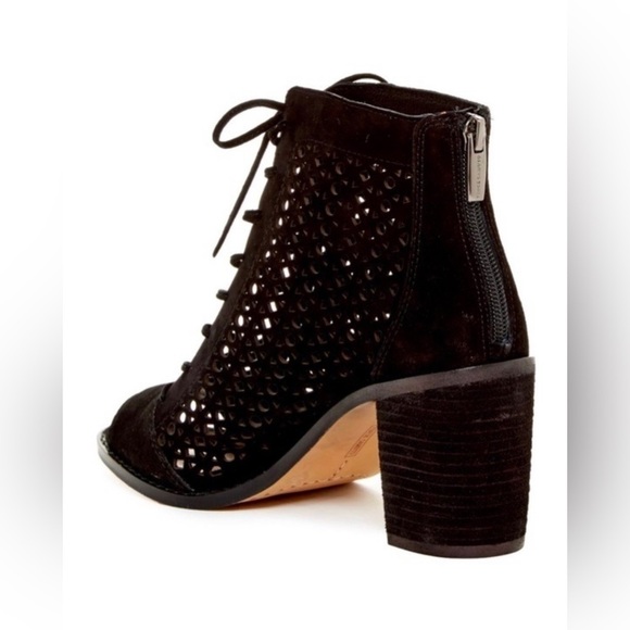 Vince Camuto‎ Trevan Black Suede Perforated Lace Up Heeled Bootie 7.5 - Picture 2 of 11